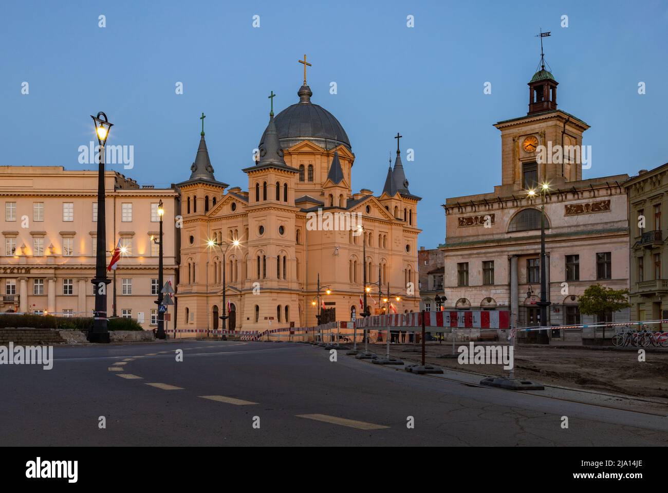 Une photo de la place de la liberté, à Łódź, avec l'église de la descente de l'Esprit Saint à Łódź et le bâtiment des Archives de l'Etat, au coucher du soleil. Banque D'Images