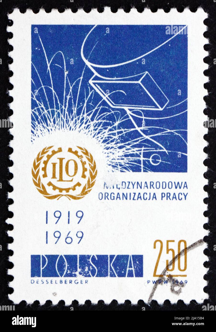 POLOGNE - VERS 1969: Un timbre imprimé en Pologne montre l'emblème de l'OIT et le masque de soudeur, 50th anniversaire de l'Organisation internationale du travail, vers 196 Banque D'Images