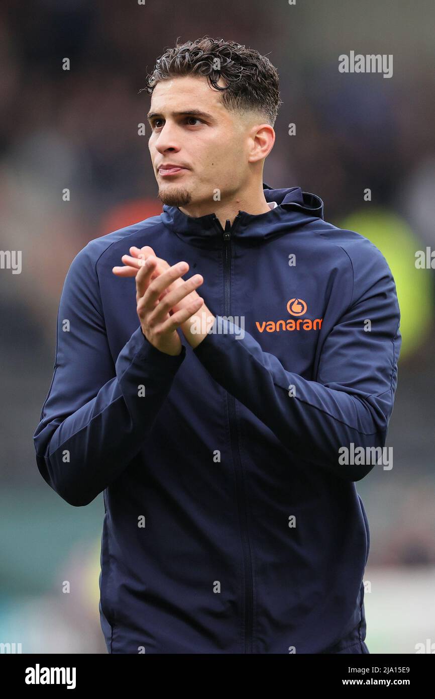 NOTTINGHAM, ANGLETERRE. MAI 23RD 2022. Rœben Rodrigues du comté de Notts applaudit les fans avant le coup d'envoi lors de la Vanarama National League Play-Off ma Banque D'Images