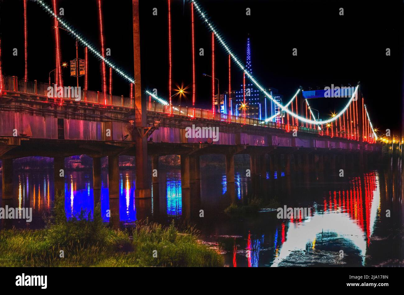 Feux rouges Jiangqun Qiao General Bridge nuit illuminée Hun River Fuxin ville province de Liaoning Chine Banque D'Images