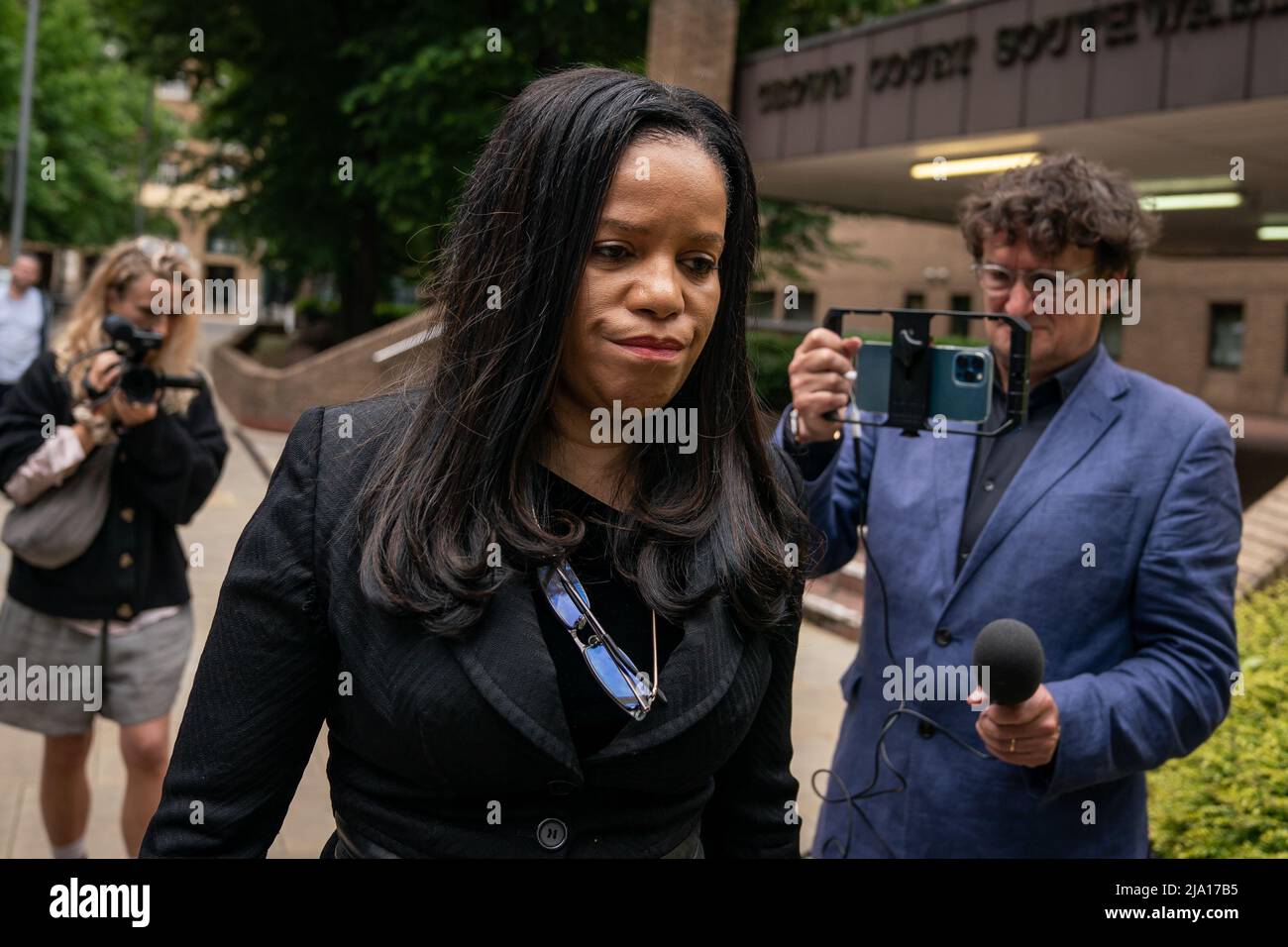 La députée Claudia Webbe quitte le tribunal de la Couronne de Southwark, dans le sud de Londres, après avoir perdu son appel contre sa condamnation pour avoir harcelé un rival amoureux. Date de la photo: Jeudi 26 mai 2022. Banque D'Images