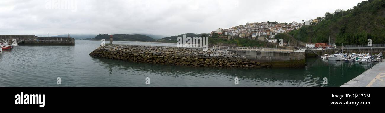 Vue panoramique sur le port et le village de Latres, dans les Asturies, en Espagne Banque D'Images
