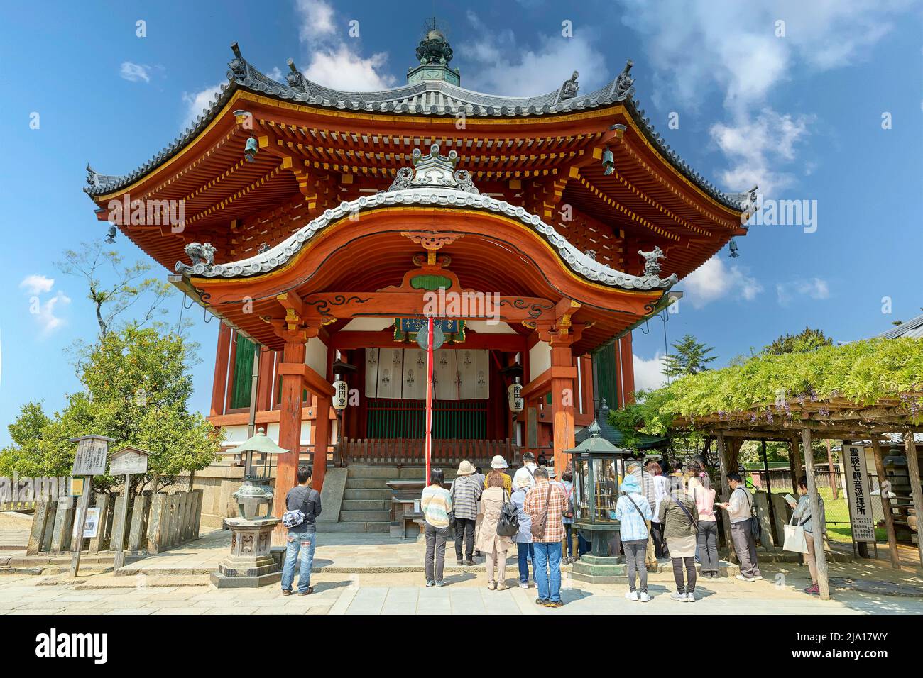 Japon. Nara. Fidèles priant aux temples Banque D'Images