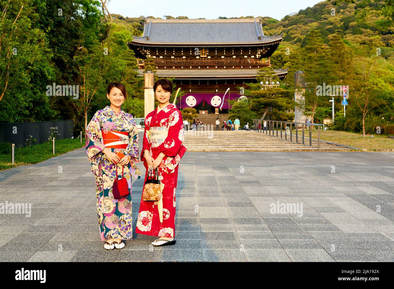 Japon. Kyoto. Femmes vêtues de kimono traditionnel au temple de Chion Banque D'Images