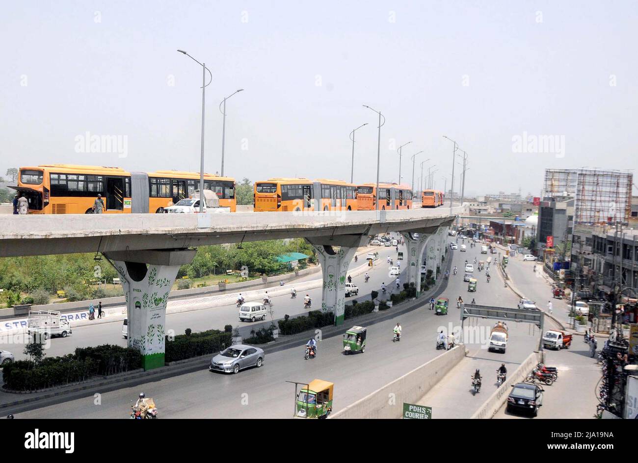 Rawalpindi, Pakistan, 26 mai 2022. Vue du service de bus Metro d'Orange Line fermée en raison d'une manifestation de protestation (Azadi long March) de Tehreek-e-Insaf (PTI) contre le gouvernement fédéral pour dissoudre les assemblées et annoncer les dates des élections, à Rawalpindi le jeudi 26 mai 2022. Banque D'Images