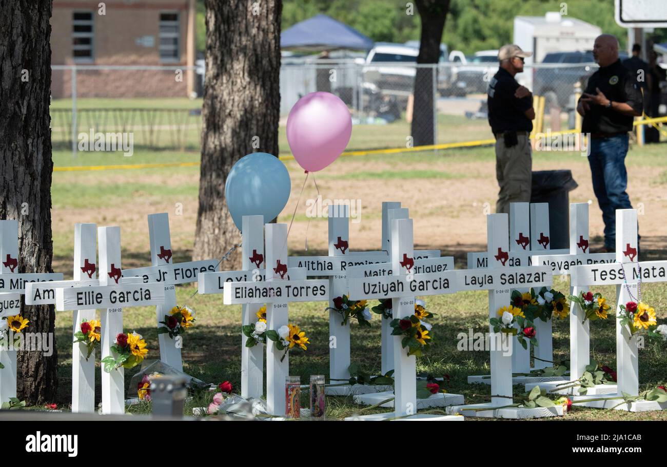 Uvalde, Texas, États-Unis, 26th mai 2022. Croise avec le nom de chaque ligne de victime le trottoir devant l'école élémentaire Robb à Uvalde alors que les gens continuent d'apporter des fleurs sur la scène du tournage de masse de mardi. Un tireur est entré à l'école et a tué 19 enfants et deux enseignants. Crédit : Bob Daemmrich/Alay Live News Banque D'Images