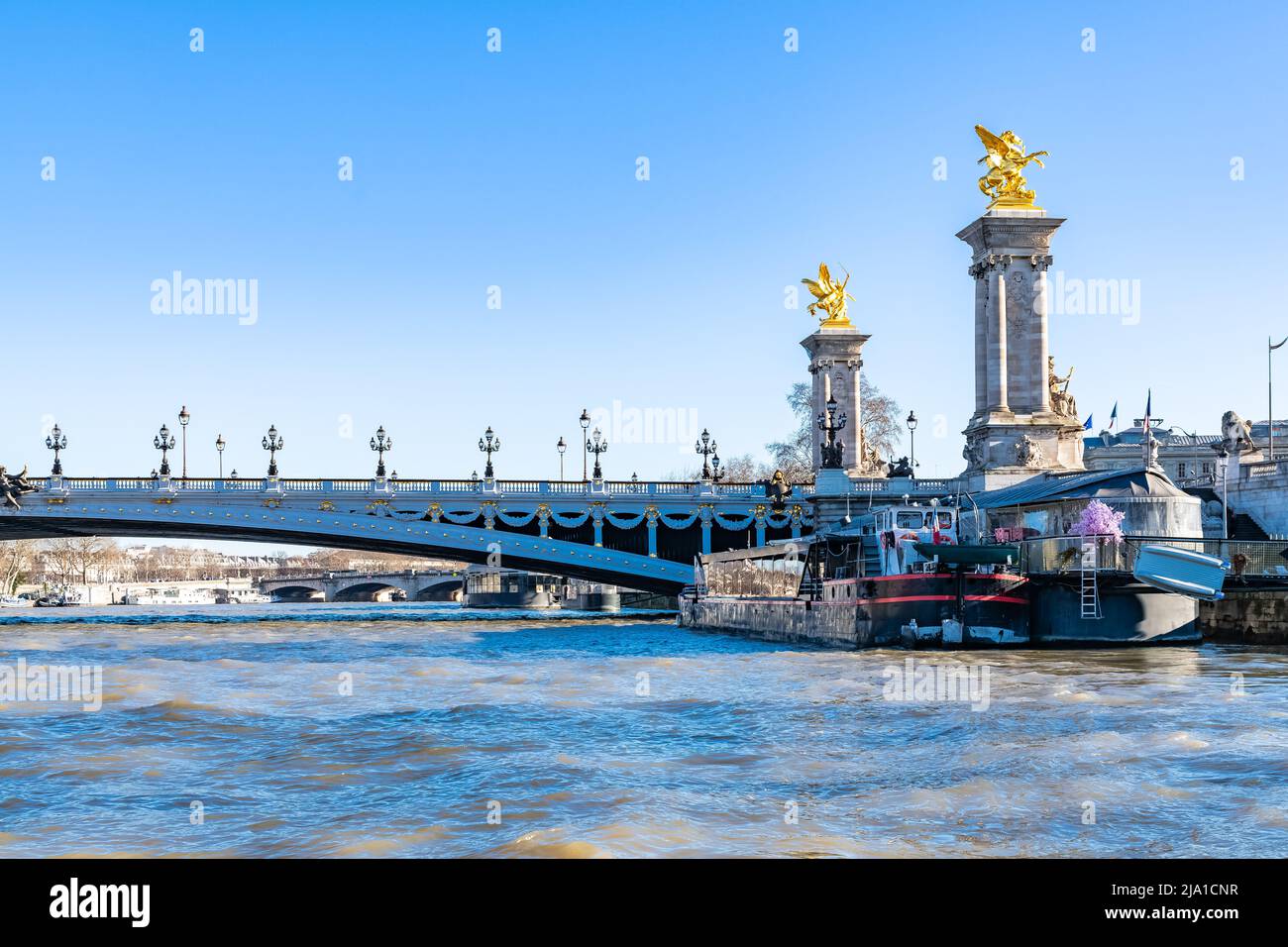 Paris, le pont Alexandre III sur la Seine, avec des bateaux à moteur sur la rivière Banque D'Images
