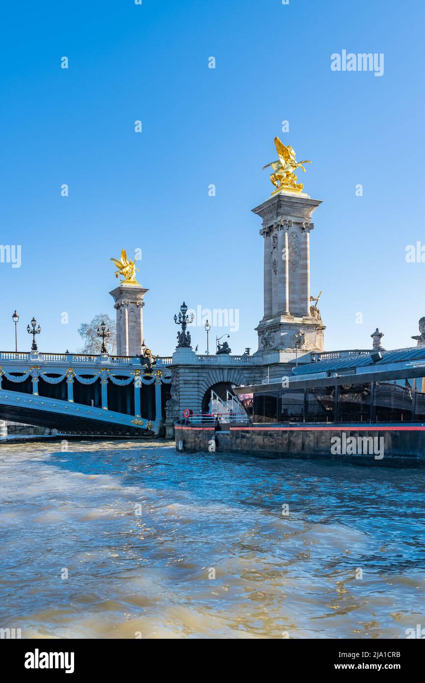 Paris, le pont Alexandre III sur la Seine, avec des bateaux à moteur sur la rivière Banque D'Images