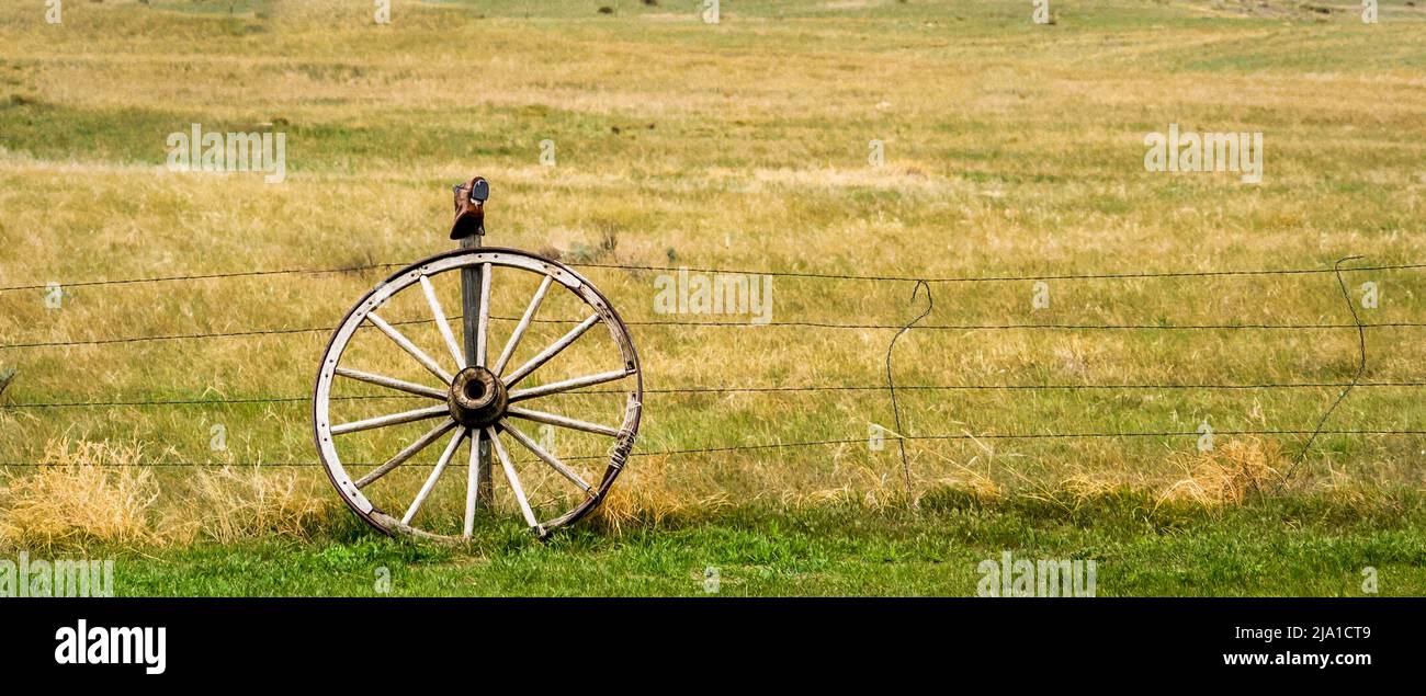 Ancienne roue de chariot en bois dans le site historique national de Chimney Rock un point de repère le long de l'Oregon Trail, de la Californie Trail, et de Mormon Trail près de Baya Banque D'Images