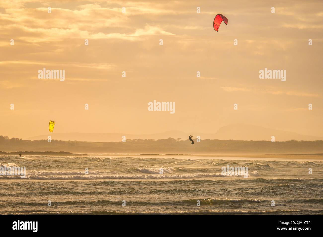 Kite surf à Rhosneigr, Anglesey, pays de Galles Banque D'Images