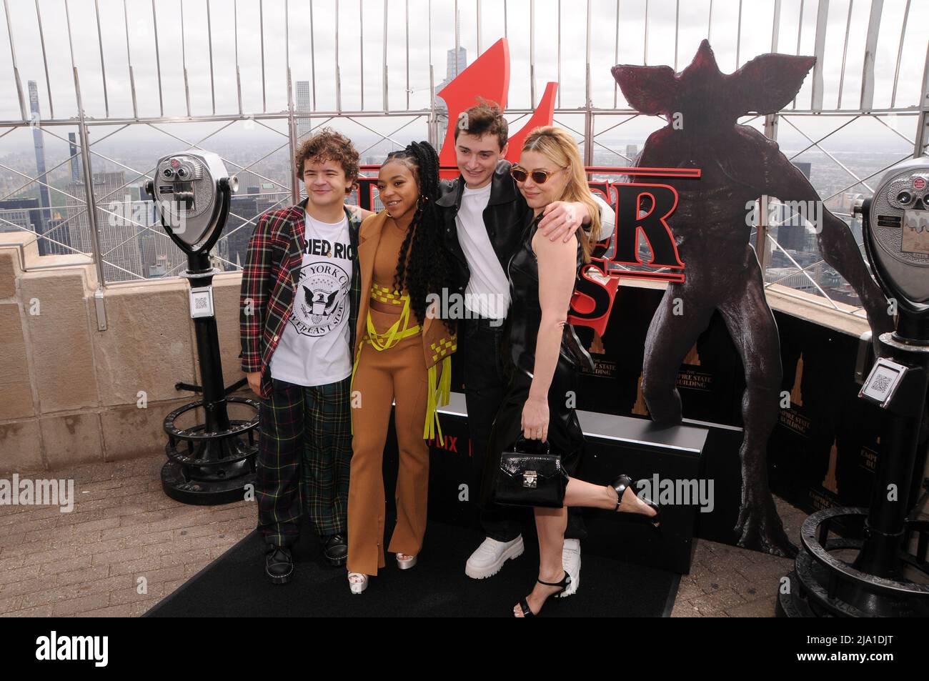 New York, États-Unis. 26th mai 2022. Gaten Matarazzo, Priah Ferguson, Noah Schnapp et Cara Buono visitent l'Empire State Building pour célébrer la saison 4 de « tranger Things » à New York. (Photo par Efren Landaos/SOPA Images/Sipa USA) crédit: SIPA USA/Alay Live News Banque D'Images