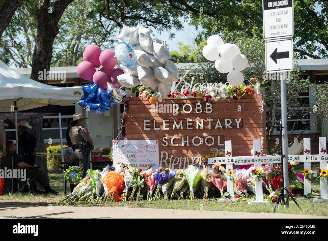 Uvalde, TX, États-Unis. 26th mai 2022. Croise avec le nom de chaque ligne de victime le trottoir devant l'école élémentaire Robb dans le sud de l'Uvalde alors que les gens continuent d'apporter des fleurs sur la scène de la fusillade de de masse de mardi qui a fait 21 morts, dont 19 enfants. (Image de crédit : © Bob Daemmrich/ZUMA Press Wire) Banque D'Images Uvalde, TX, États-Unis. 26th mai 2022. Croise avec le nom de chaque ligne de victime le trottoir devant l'école élémentaire Robb dans le sud de l'Uvalde alors que les gens continuent d'apporter des fleurs sur la scène de la fusillade de de masse de mardi qui a fait 21 morts, dont 19 enfants. (Image de crédit : © Bob Daemmrich/ZUMA Press Wire) Banque D'Images