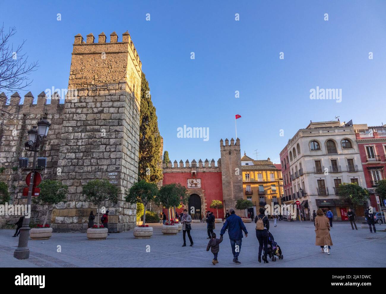 L'entrée principale dans l'Alcazar de Séville par la Puerta del León la porte du Lion attraction touristique à côté de la cathédrale de Séville Banque D'Images