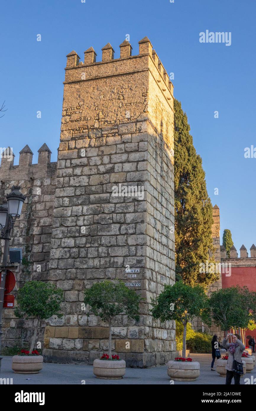 L'entrée principale dans l'Alcazar de Séville par la Puerta del León la porte du Lion attraction touristique à côté de la cathédrale de Séville Banque D'Images