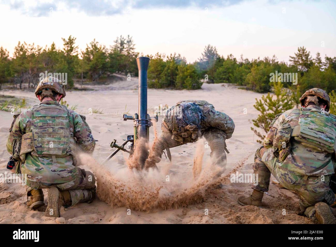 Lettonie. 16th mai 2022. Les parachutistes du 2nd Bataillon, 503rd Parachute Infantry Regiment, 173rd Airborne Brigade, ont mis à feu leur système de mortier pendant l'entraînement en direct dans le cadre de l'exercice Rock Dawn en Lettonie, le 16 mai 2022. La Brigade aéroportée de 173rd est la Force d'intervention en cas d'urgence de l'armée américaine en Europe, fournissant des forces rapidement déployables aux États-Unis les domaines de responsabilité de l'Europe, de l'Afrique et du Commandement central. Crédit: Armée américaine/ZUMA Press Wire Service/ZUMAPRESS.com/Alamy Live News Banque D'Images