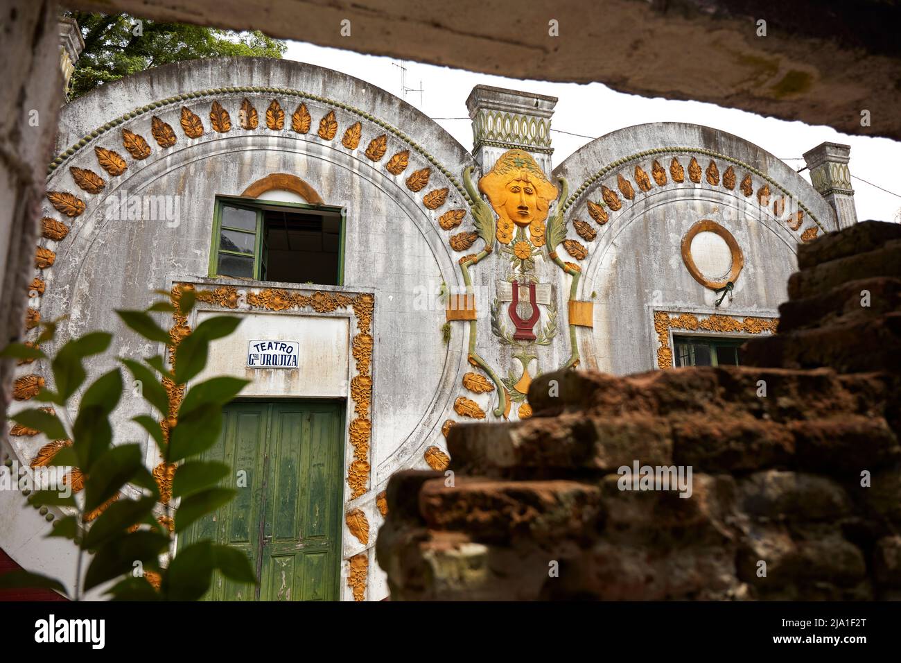 La façade principale de l'ancien théâtre Urquiza sur l'île Martin Garcia, province de Buenos Aires, Argentine. Banque D'Images