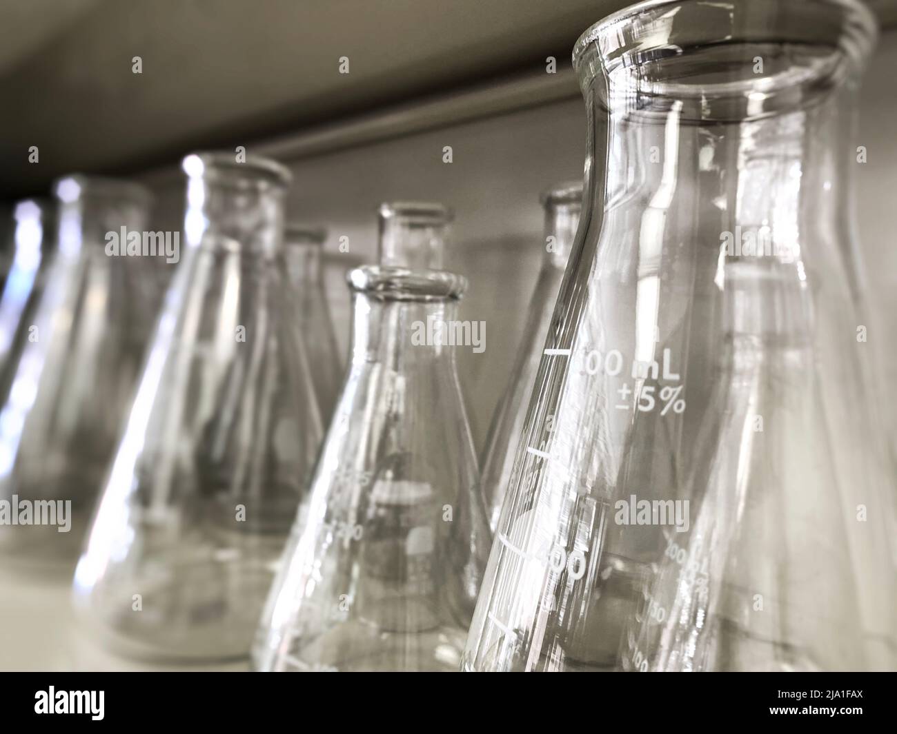 Verrerie de laboratoire sur une étagère. Erlenmeyer dans un laboratoire. Banque D'Images