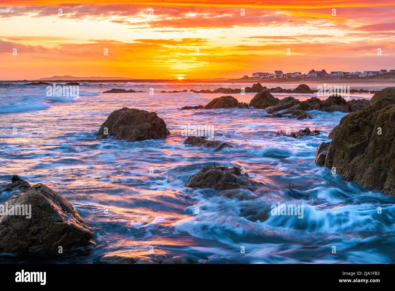 Le coucher du soleil à Rhosneigr sur Anglesey, pays de Galles Banque D'Images