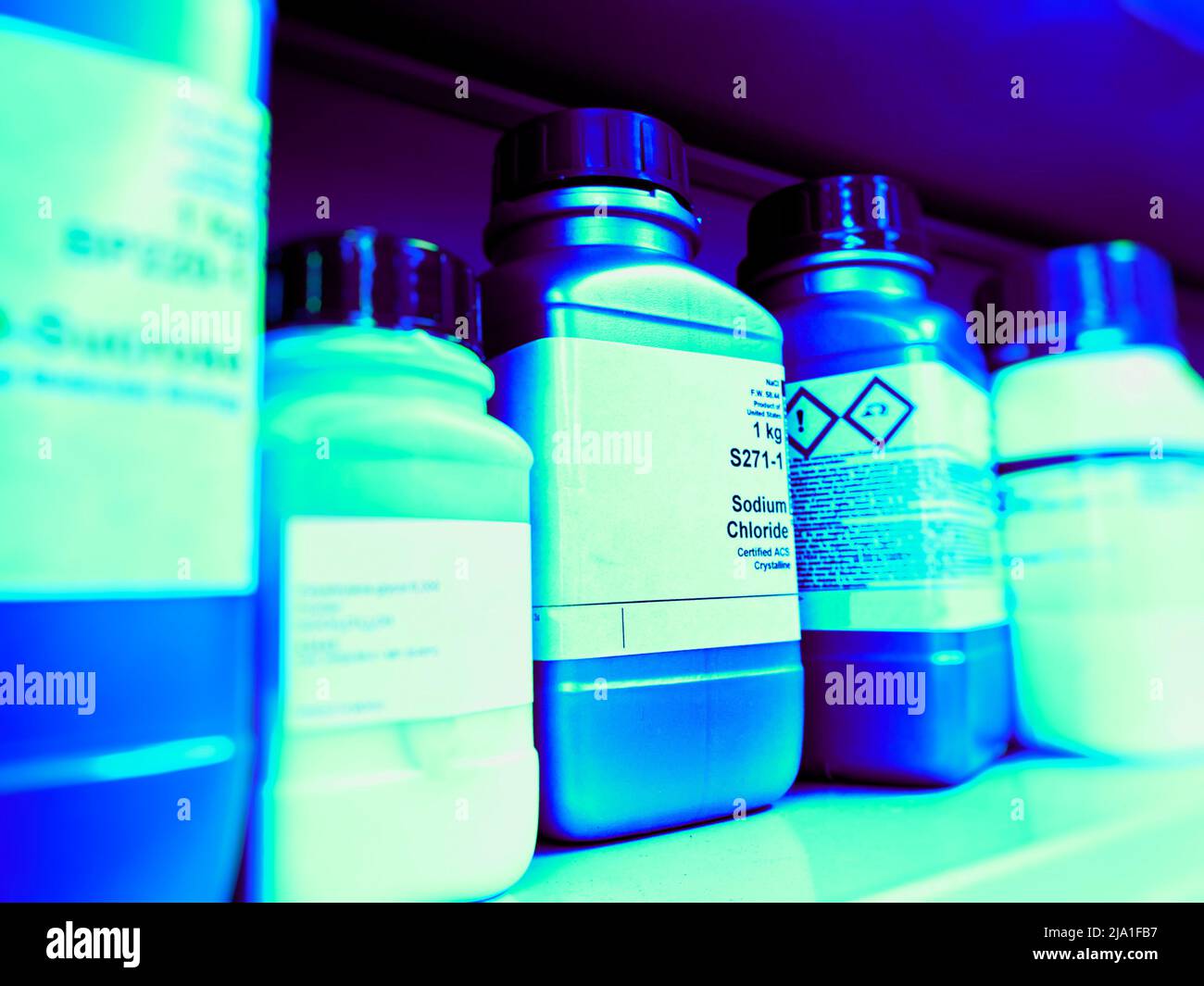 Bouteilles en plastique avec des produits chimiques Banque de ...