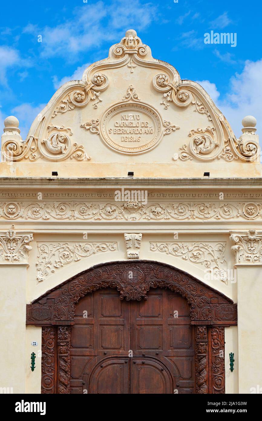 Un détail de la façade principale du couvent San Bernardo dans le fût historique de Salta, en Argentine. Banque D'Images