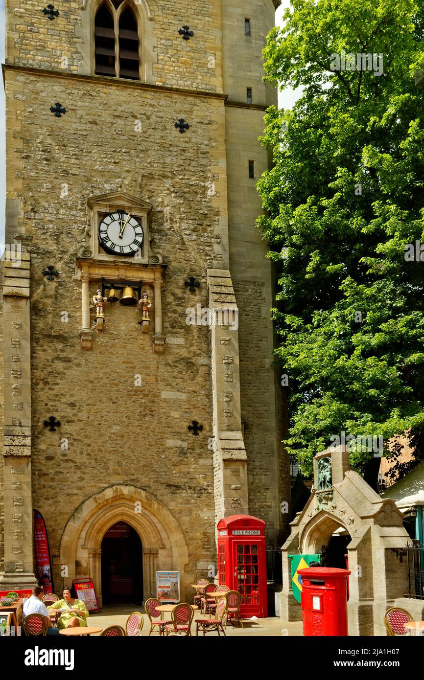 OXFORD CITY ENGLAND LA TOUR DE L'HORLOGE CARFAX AVEC CLOCHES ET RINGERS ÉGALEMENT LA PASSERELLE DE ST MARTIN Banque D'Images