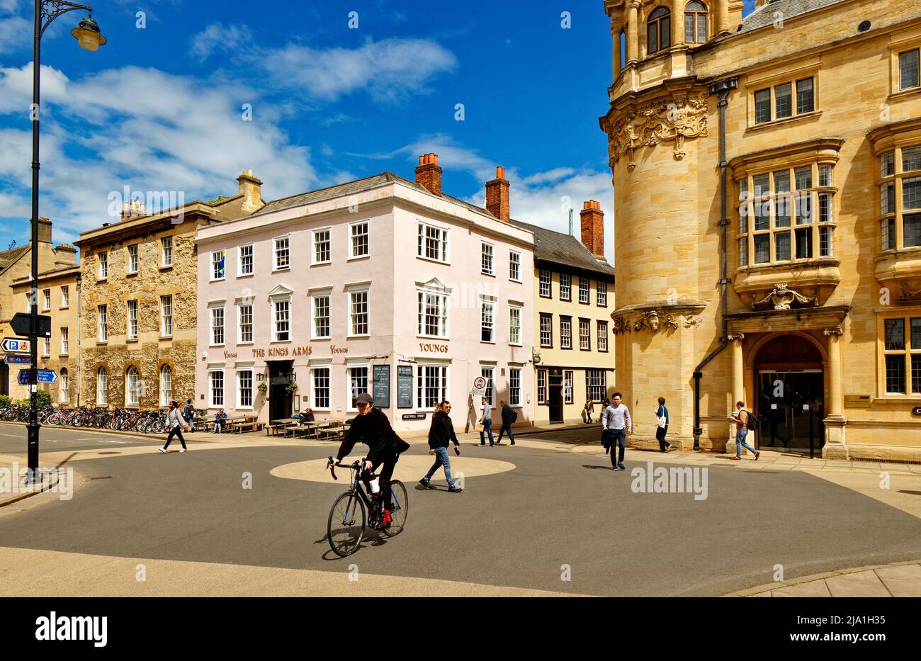 OXFORD CITY ENGLAND THE KINGS ARMS PUB À LA JONCTION DE PARKS ROAD ET DE HOLYWELL STREET Banque D'Images