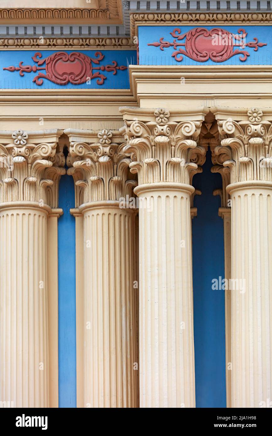 Un détail coloré sur la façade principale de l'église 'Nuestra Señora de la Candelaria de la Viña', Salta, Argentine. Banque D'Images