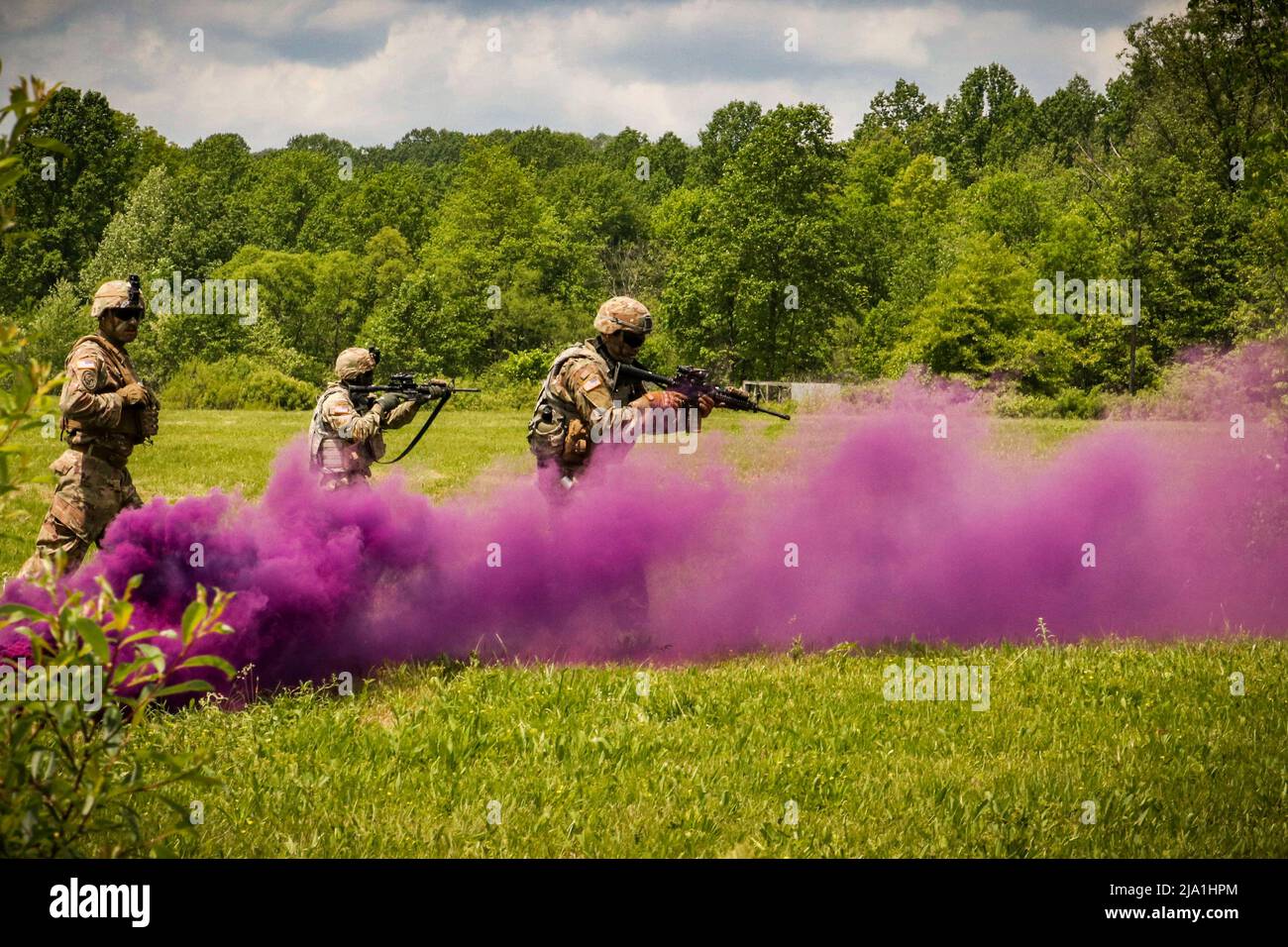 19 mai 2022 - Camp Atterbury, Indiana, États-Unis - SPC. Noah Bierman, de West Liberty, Iowa, et PFC. Tchable Kombate, de Cedar Rapids, Iowa, infanterie affectée à la Compagnie B, 1st Bataillon, 133rd Infantry Regiment, a bougé vers l'avant par la fumée lors d'un exercice de tir en direct de formation de cale au Camp Atterbury, Indiana, le 19 mai 2022. Environ 15 soldats de la Force de sécurité du Kosovo ont intégré des compagnies dans l'infanterie 1-133rd au cours d'un exercice annuel d'entraînement de deux semaines. Deux troupes de la FKS ont mené l'exercice de tir direct avec les soldats américains. Les dirigeants de l'IANG et de la KSF ont visité chaque entreprise ne Banque D'Images