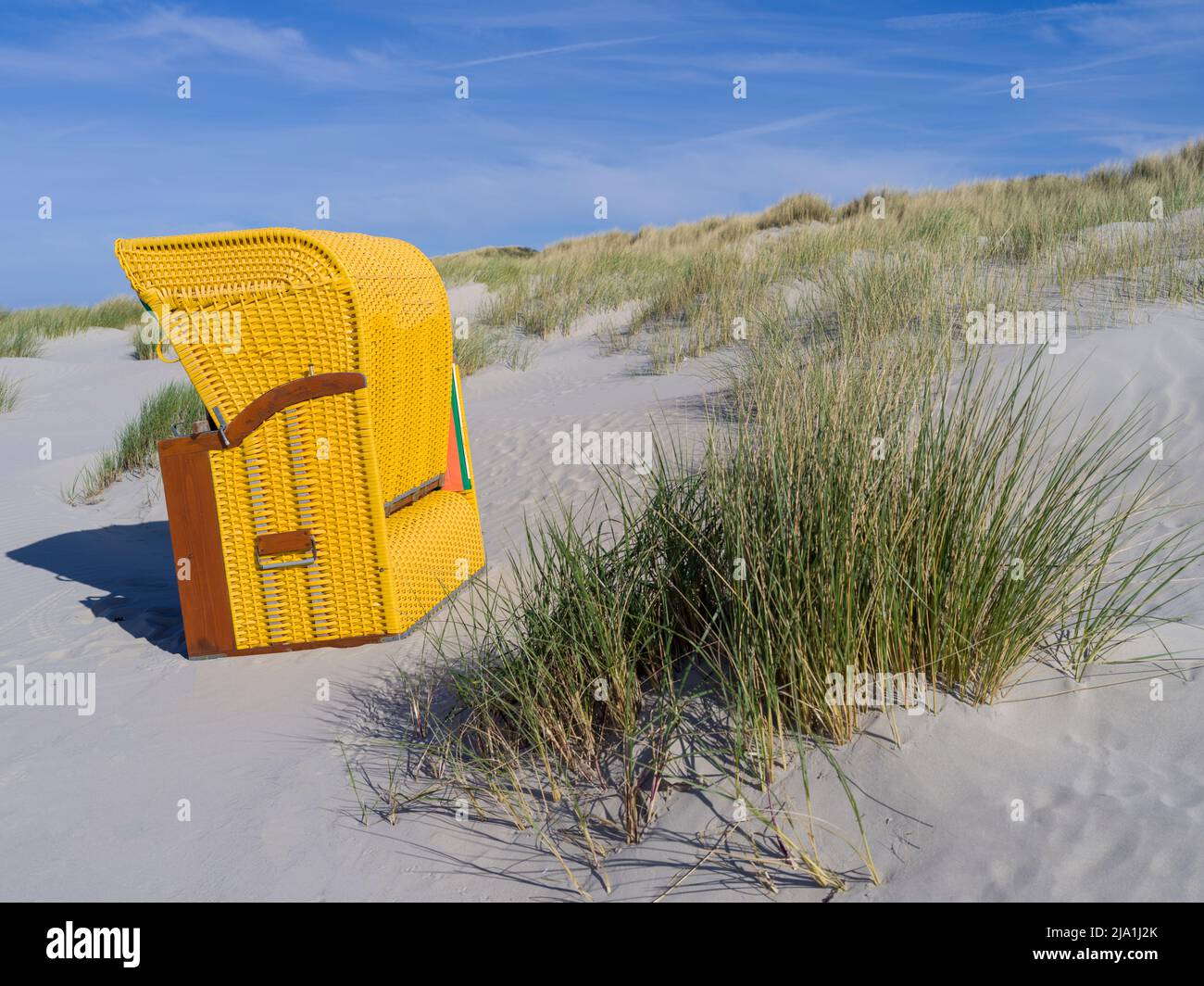 Chaise de plage à capuche sur l'île de Juist, Allemagne Banque D'Images