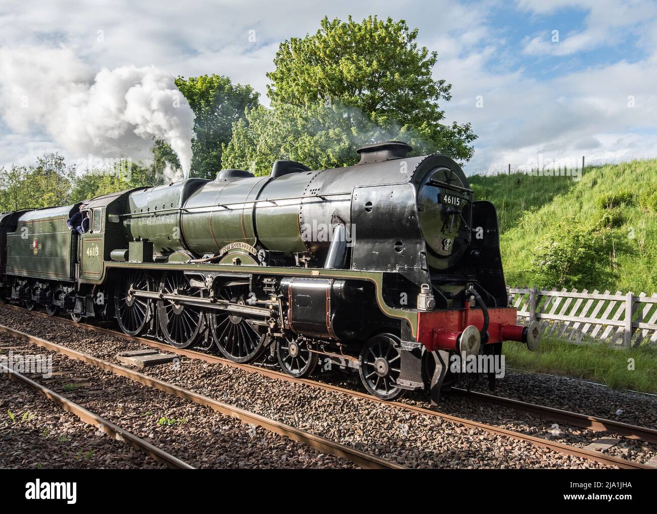 Scots Guardsman 46115 passe par long Preston le 26th mai 2022. Excursion en train à vapeur historique Settle & Carlisle Line de retour à York. Banque D'Images