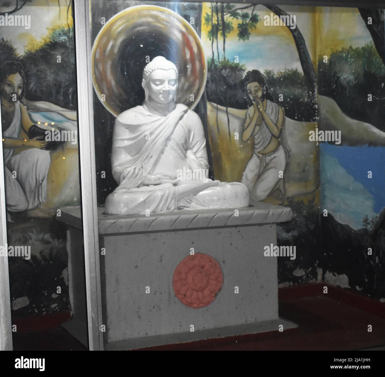 Une statue de Bouddha à un temple. Gautama Bouddha était un professeur ascétique et spirituel de l'Inde ancienne qui a vécu pendant la seconde moitié du premier millénaire BCE. Il a été le fondateur du bouddhisme et est vénéré par les bouddhistes comme un être éclairé dont les enseignements cherchaient un chemin vers la liberté de l'ignorance, de la soif, de la renaissance et de la souffrance. Colombo, Sri Lanka. Banque D'Images
