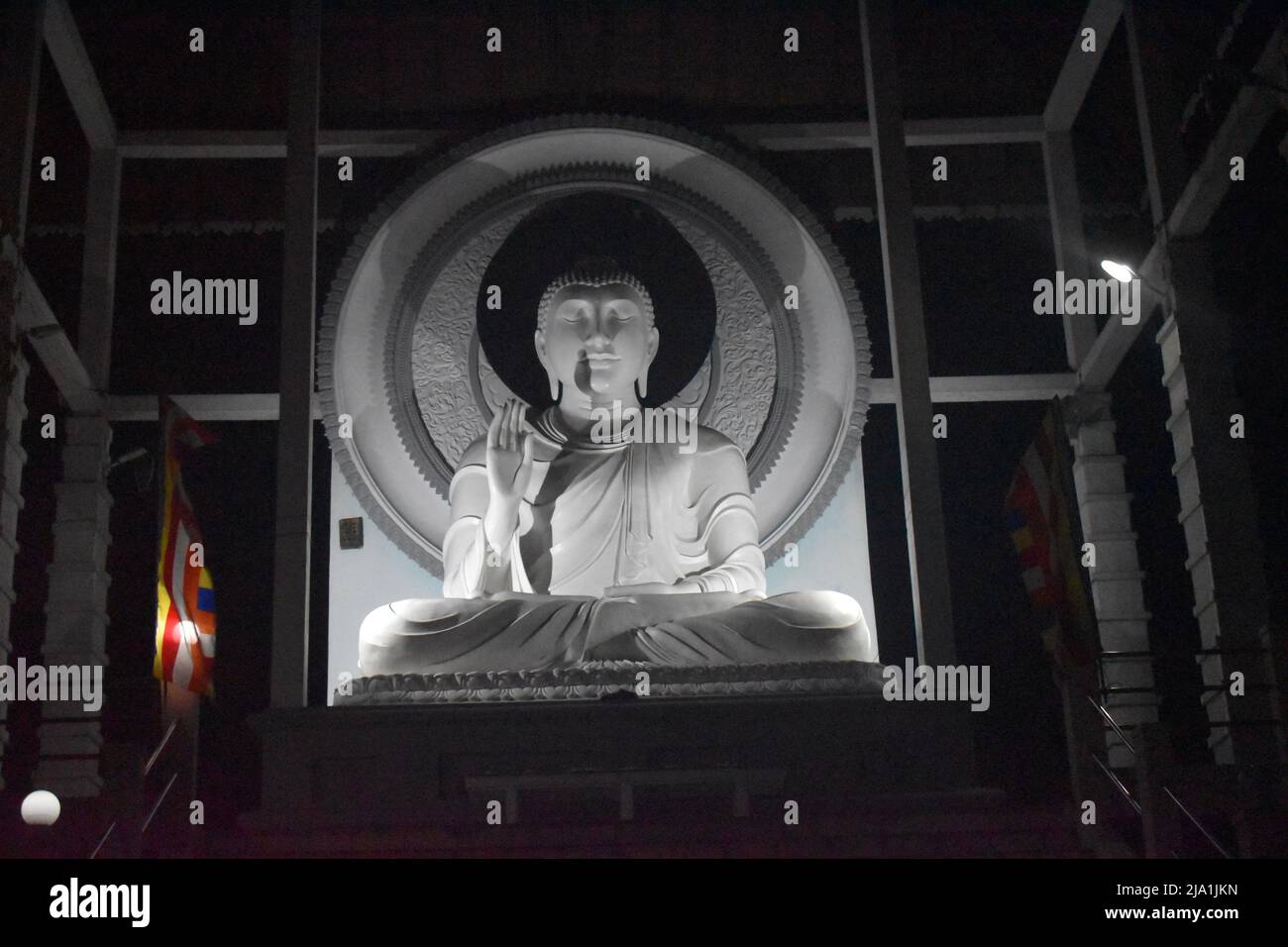 Une statue de Bouddha à un temple. Gautama Bouddha était un professeur ascétique et spirituel de l'Inde ancienne qui a vécu pendant la seconde moitié du premier millénaire BCE. Il a été le fondateur du bouddhisme et est vénéré par les bouddhistes comme un être éclairé dont les enseignements cherchaient un chemin vers la liberté de l'ignorance, de la soif, de la renaissance et de la souffrance. Colombo, Sri Lanka. Banque D'Images