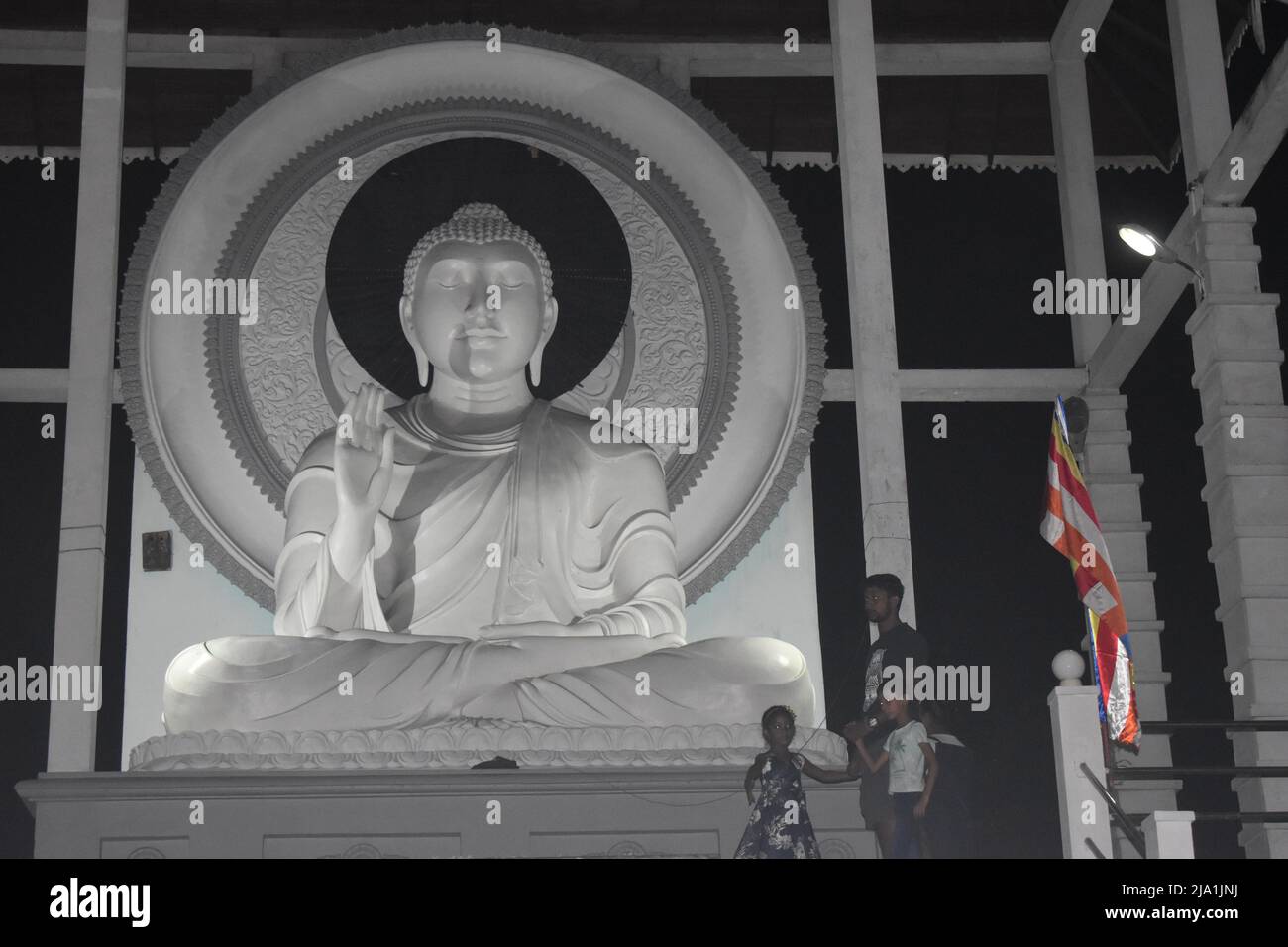 Une statue de Bouddha à un temple. Gautama Bouddha était un professeur ascétique et spirituel de l'Inde ancienne qui a vécu pendant la seconde moitié du premier millénaire BCE. Il a été le fondateur du bouddhisme et est vénéré par les bouddhistes comme un être éclairé dont les enseignements cherchaient un chemin vers la liberté de l'ignorance, de la soif, de la renaissance et de la souffrance. Colombo, Sri Lanka. Banque D'Images
