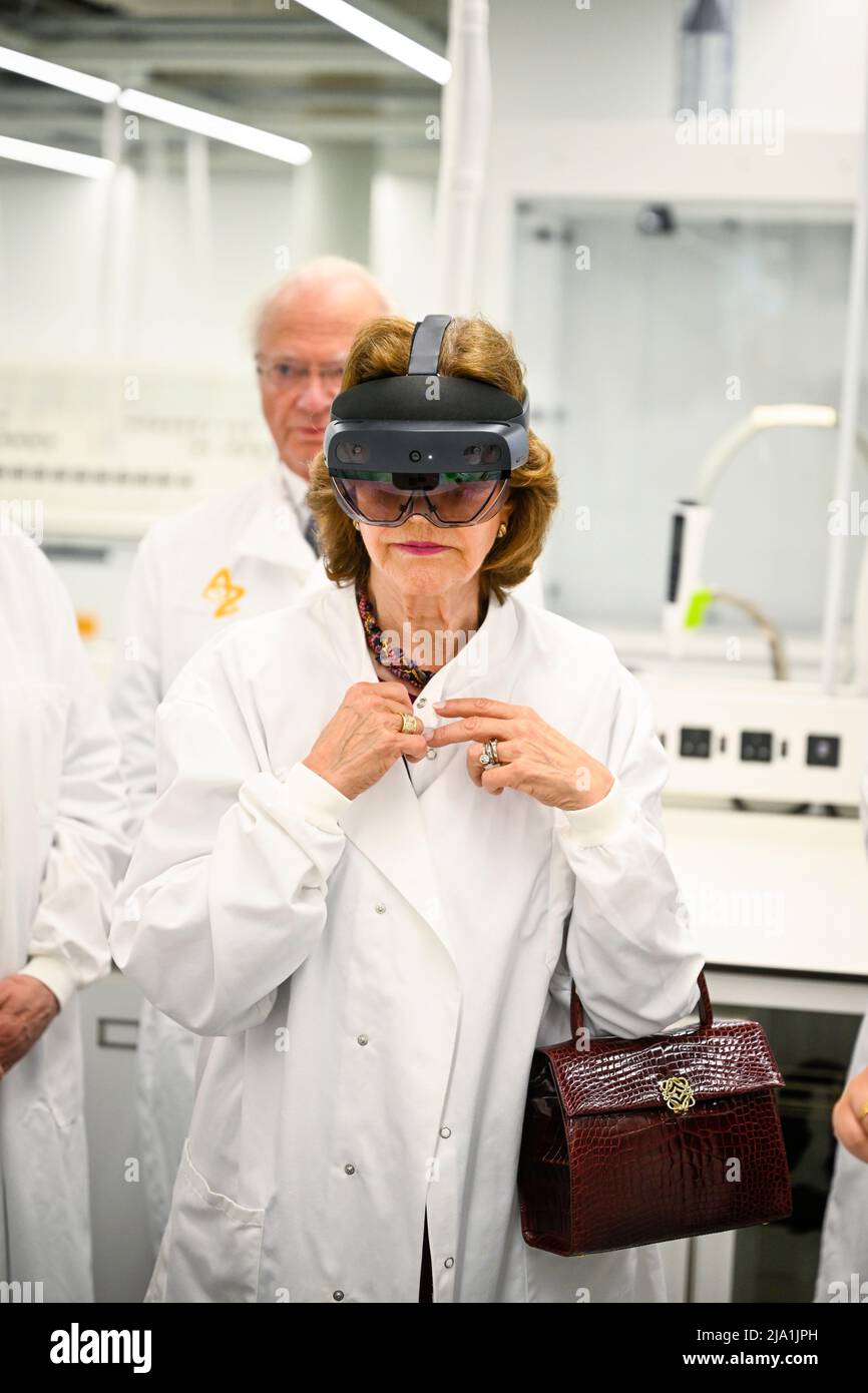CAMBRIDGE 20220526 Queen Silvia et King Carl Gustaf visitent le centre de découverte Astra Zeneca à Cambridge. Photo: Pontus Lundahl / TT / code 10050 Banque D'Images