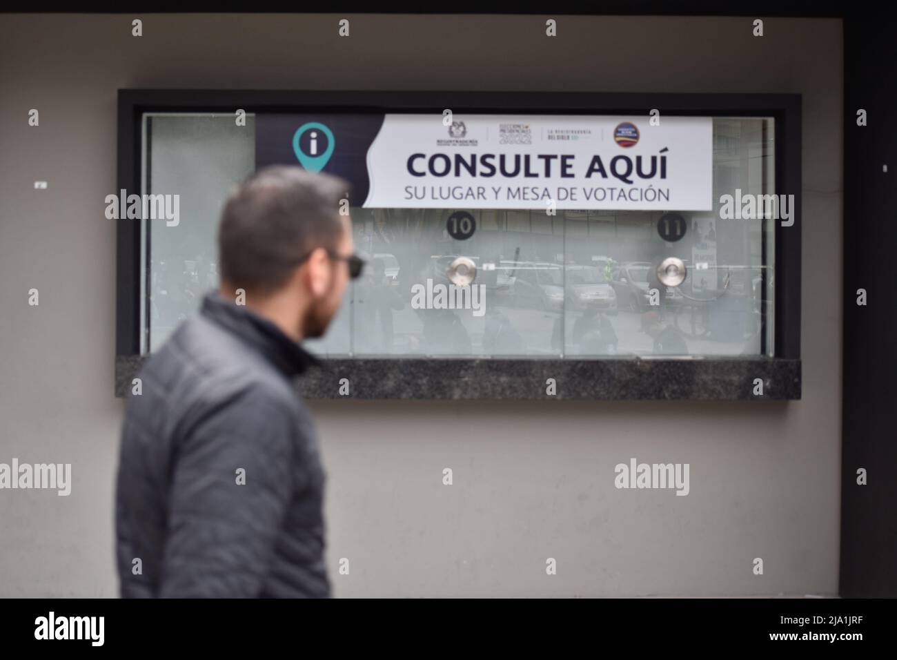 Une personne se trouve devant une fenêtre d'information pour les élections présidentielles à Bogota, Colombie le 26 mai 2022. Les élections présidentielles auront lieu le 29 mai. Photo de: Camilo Erasso/long Visual Press Banque D'Images