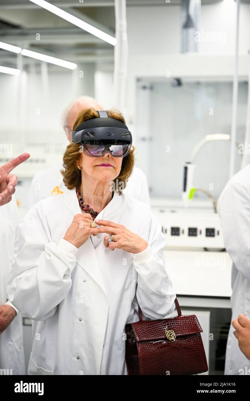 CAMBRIDGE 20220526 Queen Silvia et King Carl Gustaf visitent le centre de découverte Astra Zeneca à Cambridge. Photo: Pontus Lundahl / TT / code 10050 Banque D'Images