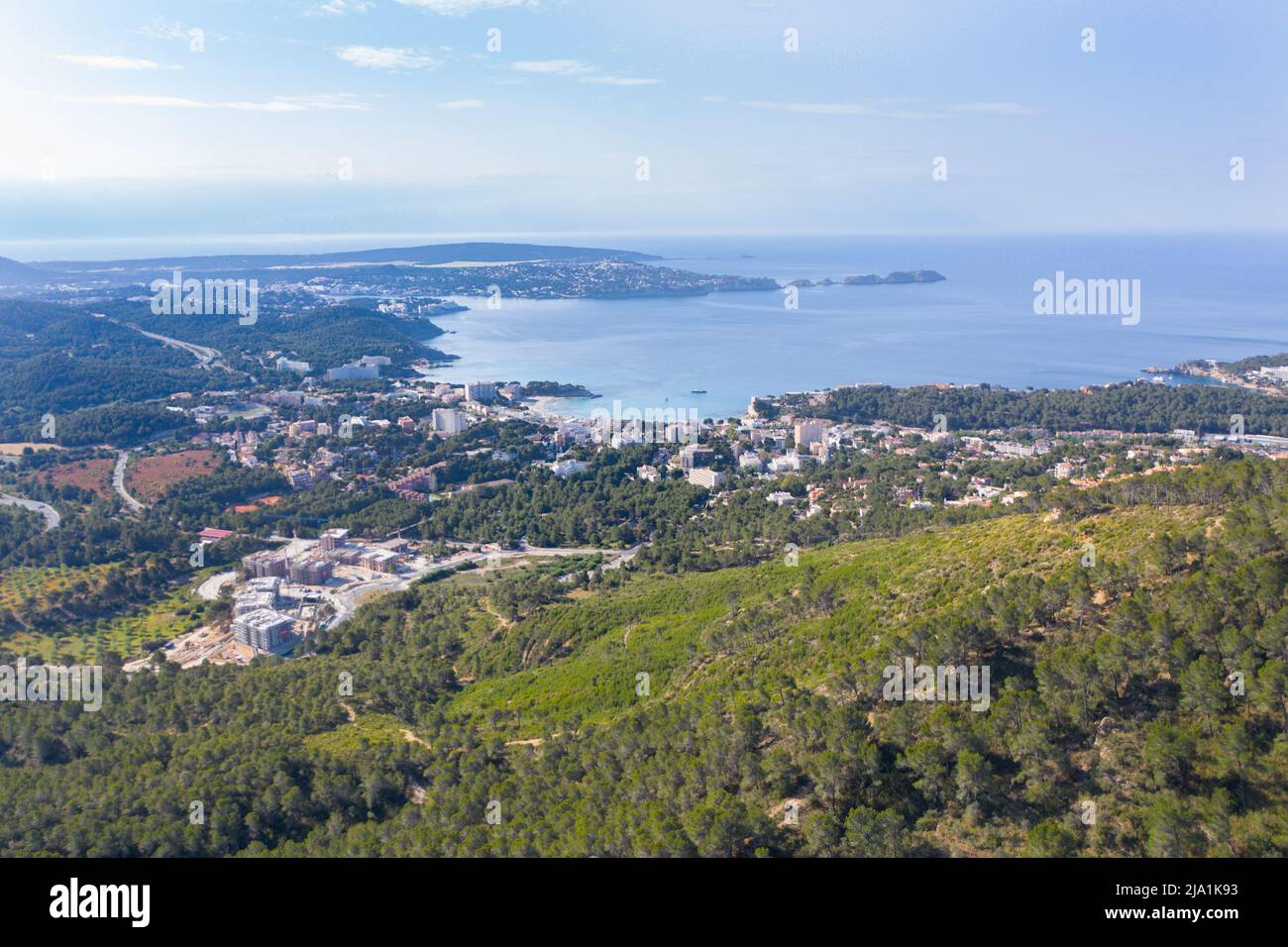 Vue aérienne de Peguera depuis la montagne avec les hôtels et les plages. Mer en arrière-plan. Majorque, Iles Baléares, Espagne Banque D'Images