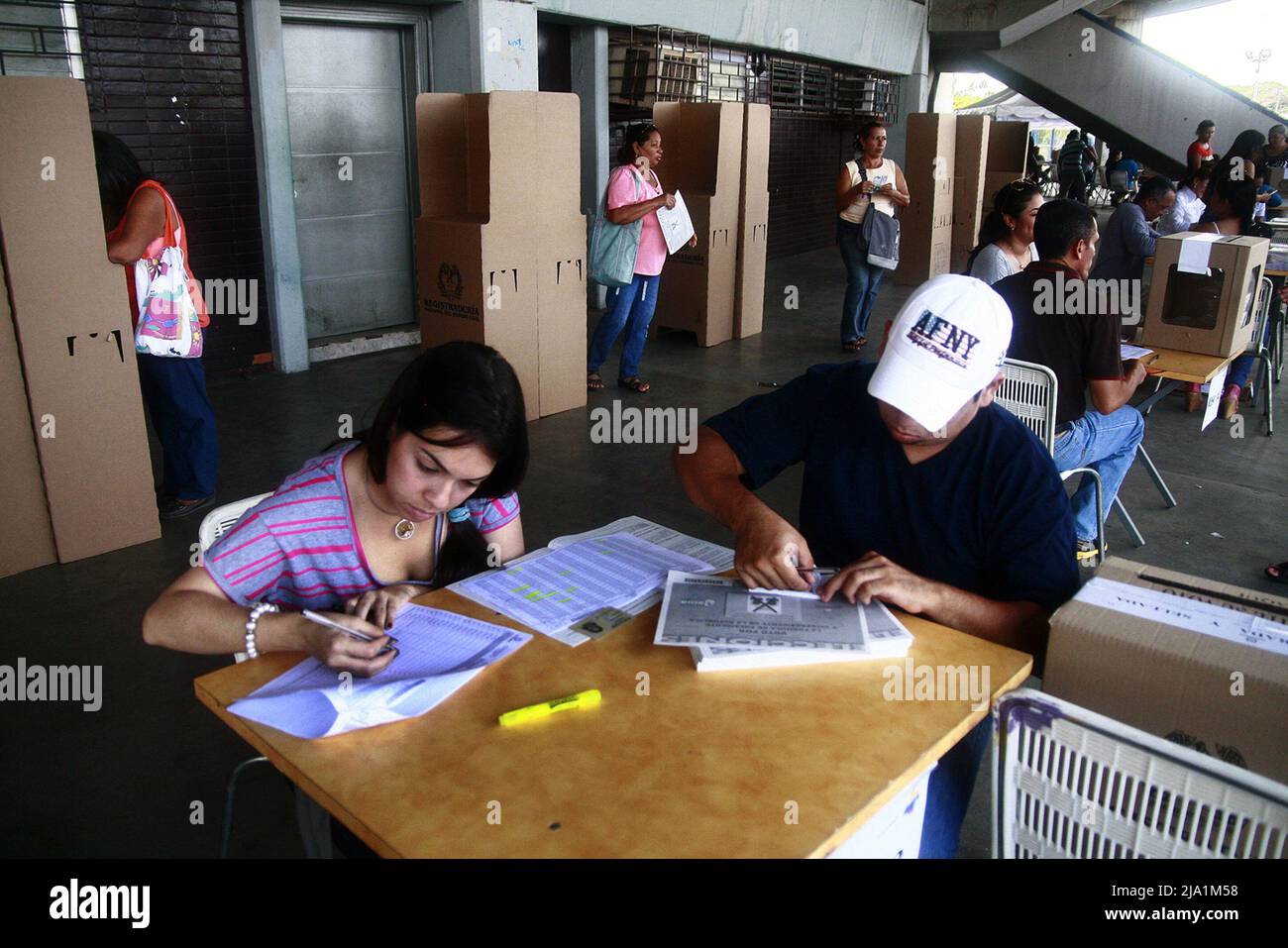 Les Colombiens résidant au Venezuela exercent leur droit de vote ce jeudi 26 mai 2022 dans la Guajira colombienne. Le Registre national de l'état civil a signalé l'installation de postes frontaliers dans les départements de Norte de Santander, d'Arauca, de la Guajira et de Guainía. Pour que 184 421 électeurs résidant au Venezuela puissent participer et élire le président et le vice-président de la Colombie pour la période 2022-2026. Toutefois, pour les Colombiens résidant dans le pays, la situation n'est pas si simple, car depuis 2019 il n'y a pas de représentation consulaire, après la rupture des relations diplomatiques entre le Banque D'Images