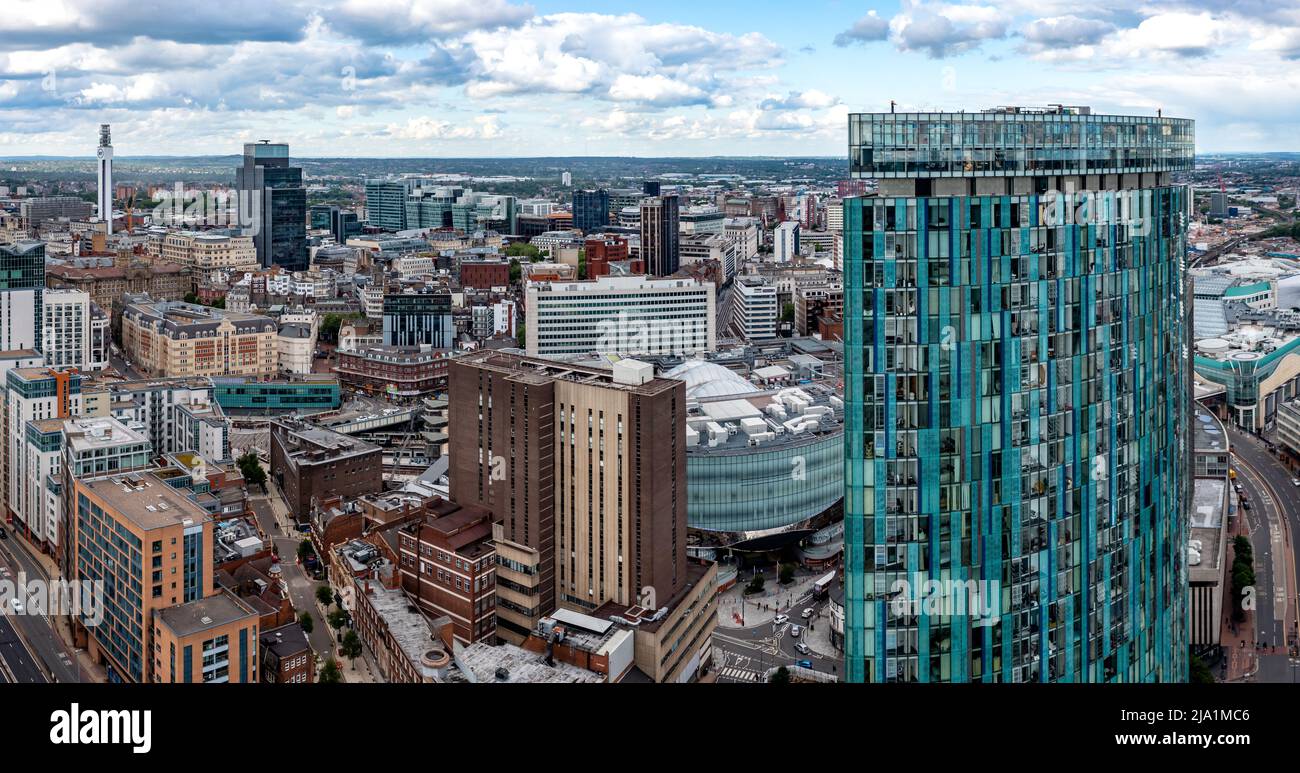 BIRMINGHAM, ROYAUME-UNI - 24 MAI 2022. Vue aérienne du centre-ville de Birmingham avec le Radisson Blu Hotel Skyscraper, Victoria Square et New Street train Banque D'Images