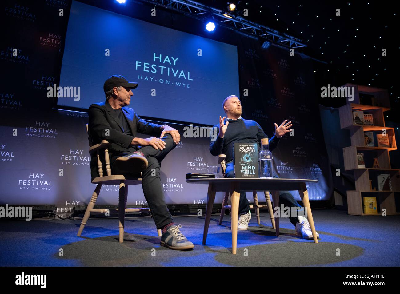 Hay-on-Wye, pays de Galles, Royaume-Uni. 26th mai 2022. Anthony Horowitz discute avec un esprit à tuer au Hay Festival 2022, au pays de Galles. Crédit : Sam Hardwick/Alamy. Banque D'Images