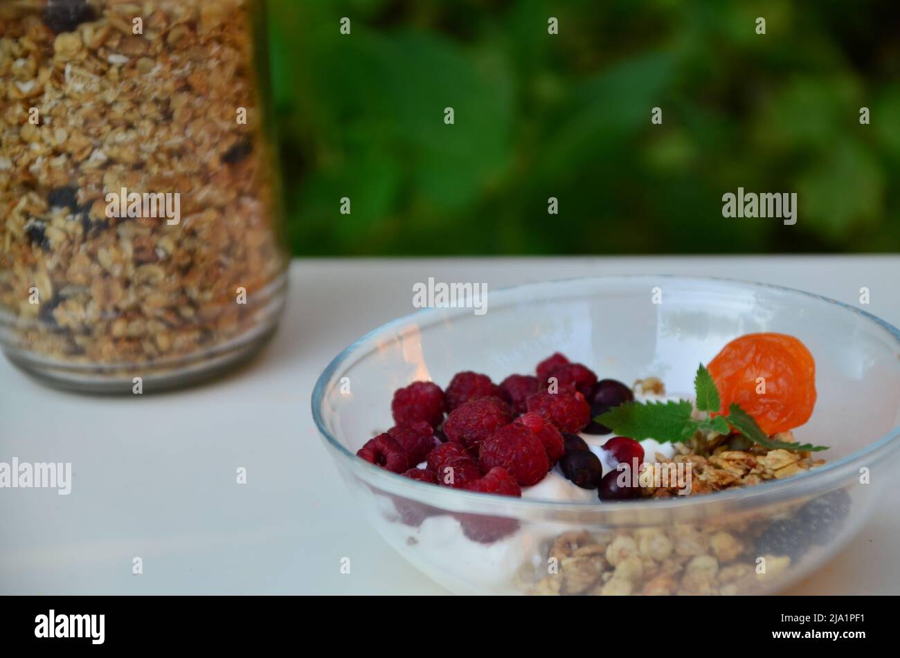 Bol de petit déjeuner sain avec granola maison. Bol de granola d'avoine approprié avec yaourt, framboises fraîches, bleuets, fraises Banque D'Images