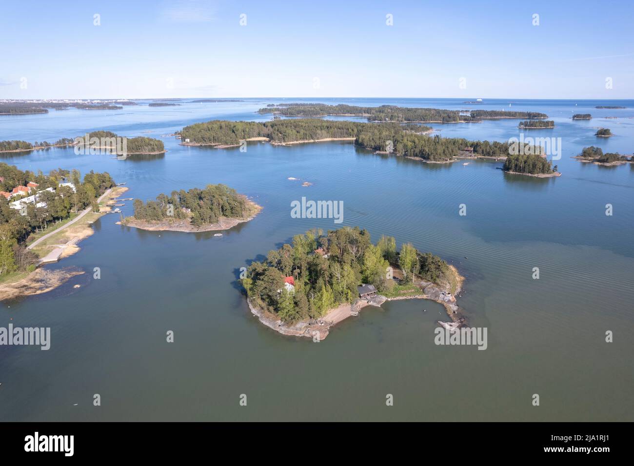 Espoon saaryoa Nuottaniemen edusalla. Etualalla Stora Blindgrundin saari ja sen takana Lilla Blindgrund. Banque D'Images
