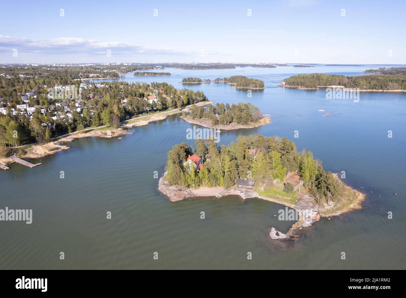 Espoon saaryoa Nuottaniemen edusalla. Etualalla Stora Blindgrundin saari ja sen takana Lilla Blindgrund. Banque D'Images