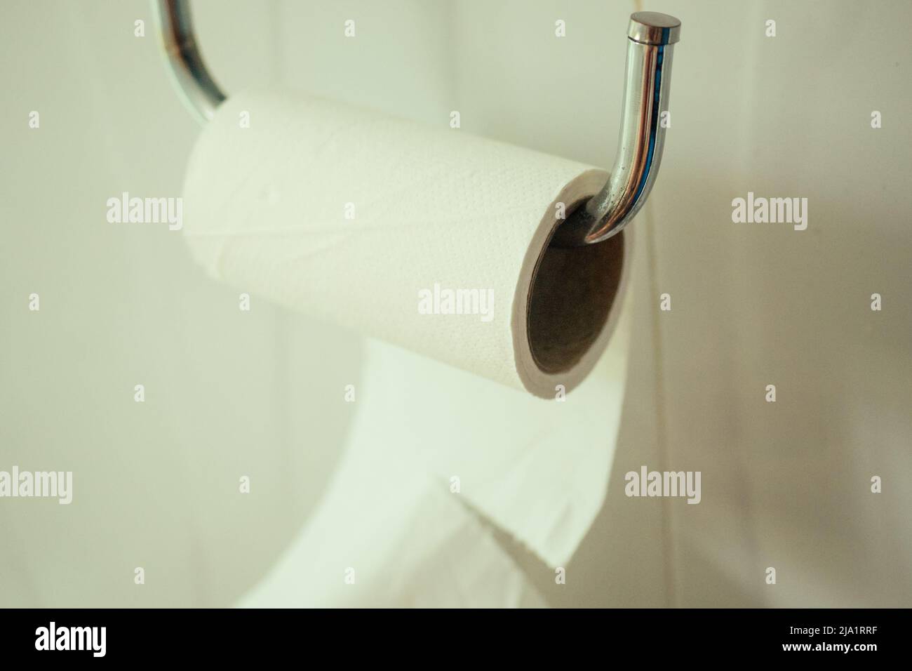 papier toilette rouleau. concept de diarrhée et indigestion de l'estomac Banque D'Images
