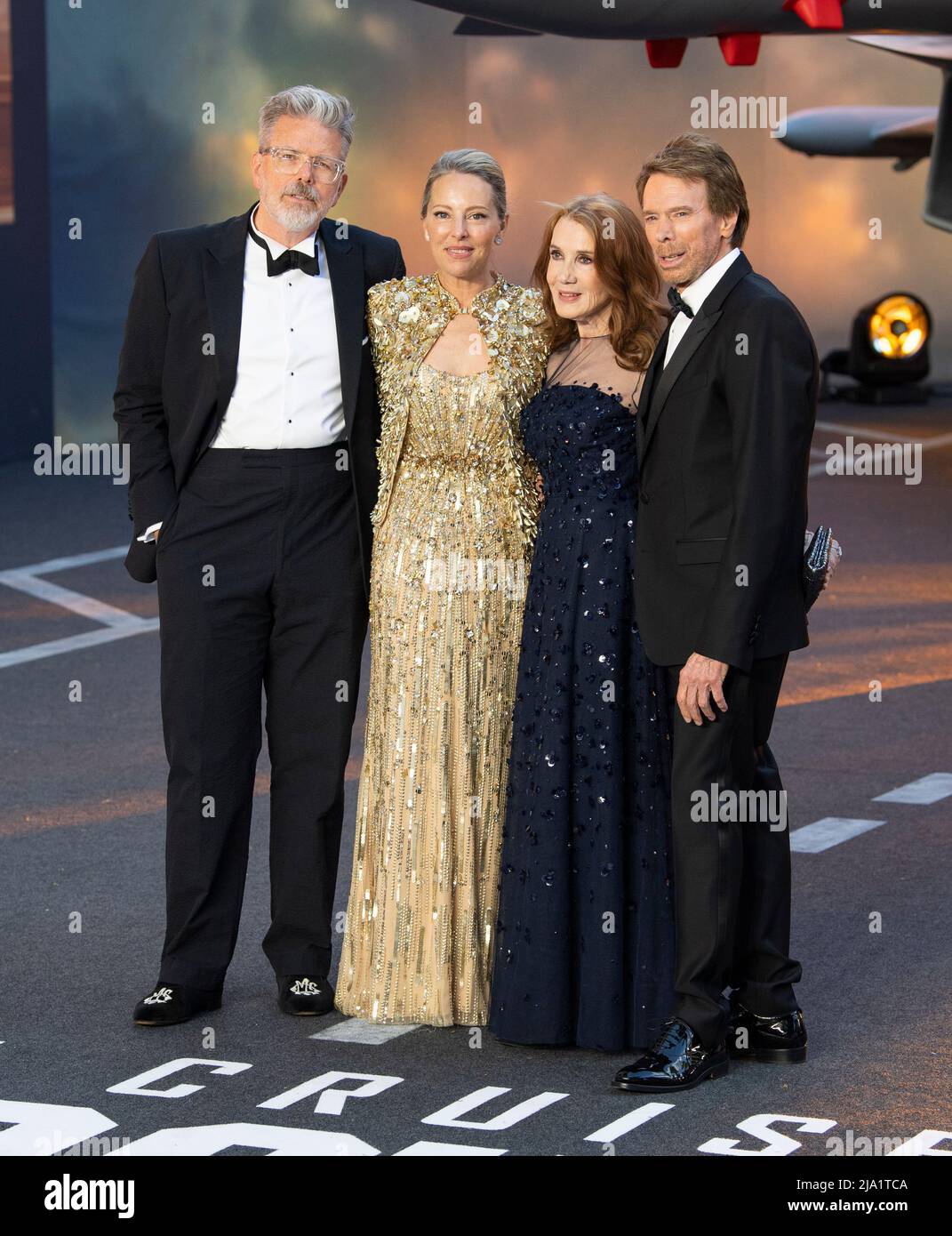 Christopher McQuarrie, Heather McQuarrie et Linda Bruckheimer, Jerry Bruckheimer assistent à la performance du film royal « Top Gun: Maverick » à Leicester Squar Banque D'Images