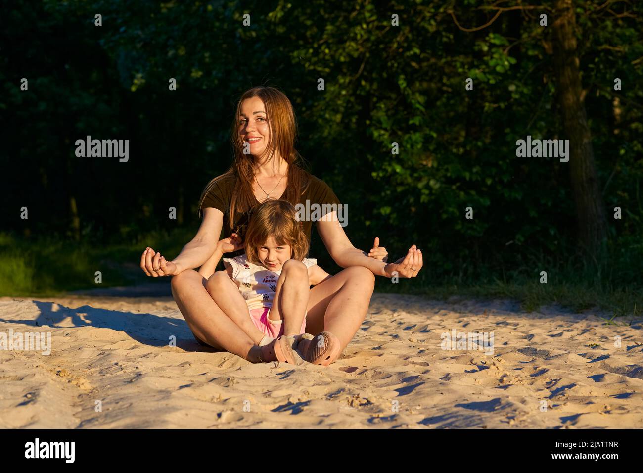 Petit bébé merveilleux rampant sur une couverture lors d'une chaude journée d'été dans le parc Banque D'Images