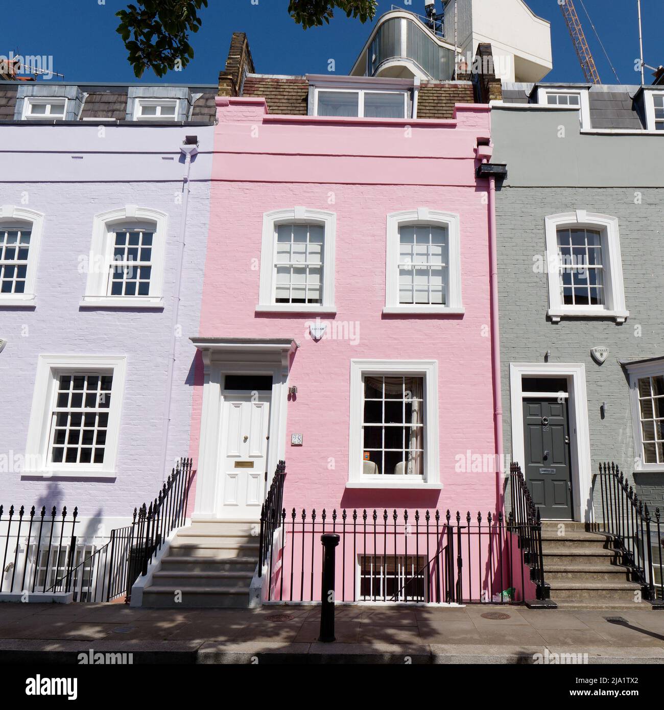 Londres, Grand Londres, Angleterre, mai 14 2022 : maisons résidentielles roses, mauves et vertes juste à côté de Kings Road dans la région de Chelsea. Banque D'Images
