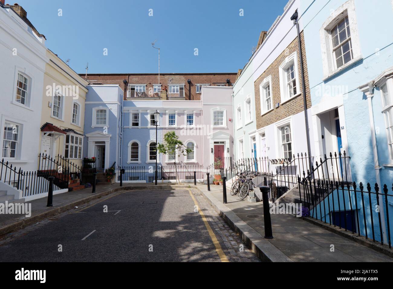 Londres, Grand Londres, Angleterre, 14 mai 2022: Jolie rue pleine de maisons de couleur pastel au large de Kings Road à Chelsea. Banque D'Images
