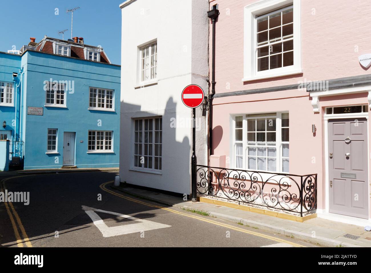 Londres, Grand Londres, Angleterre, mai 14 2022: Rue colorée juste à côté de Kings Road à Chelsea avec un panneau de route sans entrée. Banque D'Images