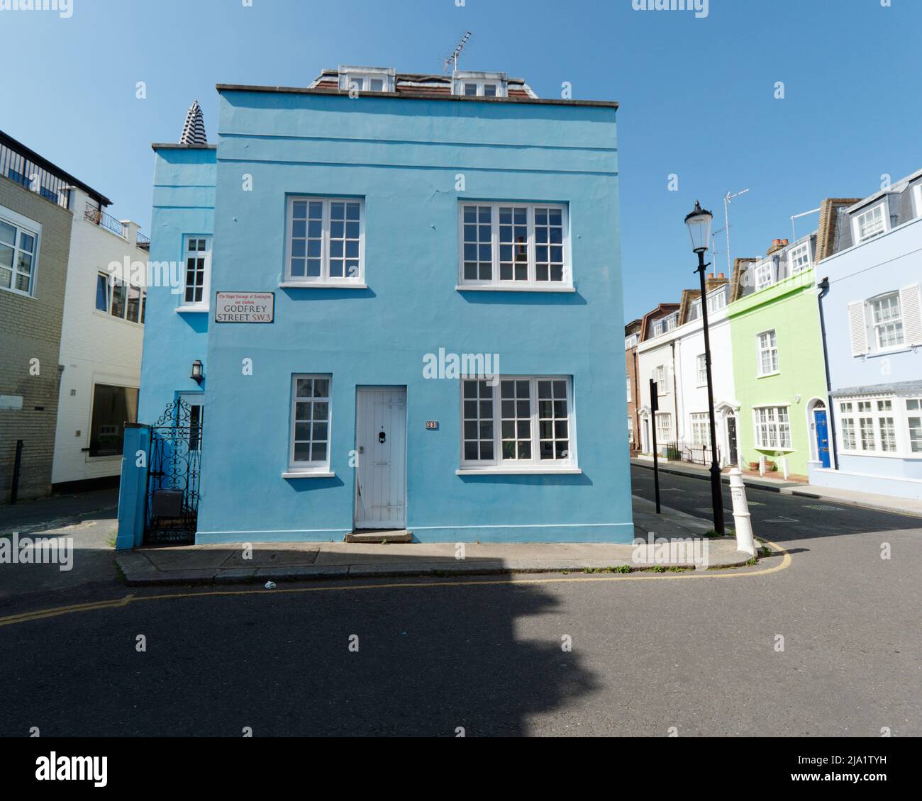 Londres, Grand Londres, Angleterre, mai 14 2022: Jolie maison de couleur bleu pastel sur Godfrey Street près de Kings Road à Chelsea. Banque D'Images